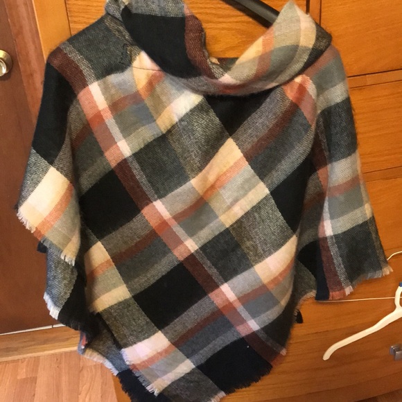 💛🆕Apt 9 poncho - Picture 3 of 3